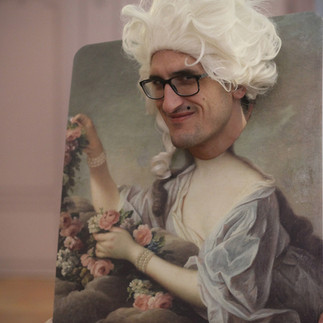 Un visiteur pose avec le passe tête de Mme Du Barry en flore