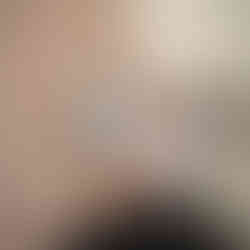 un visiteur perruqué se regarde dans le miroir doré