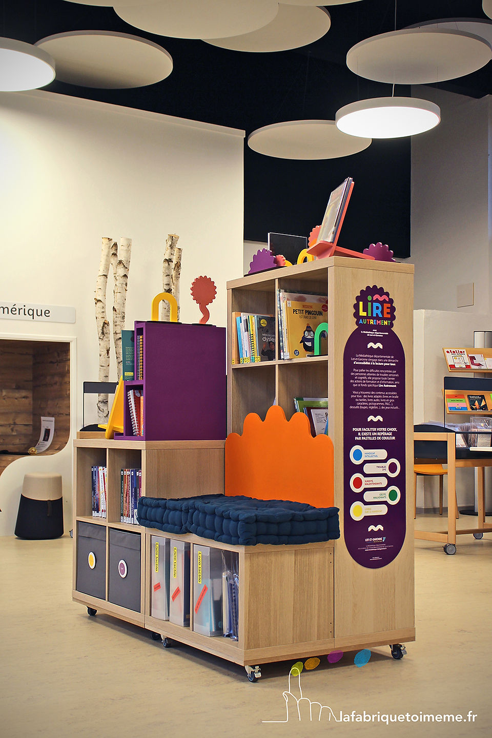 Mobilier de bibliothèque pour présenter le fonds "Lire autrement"