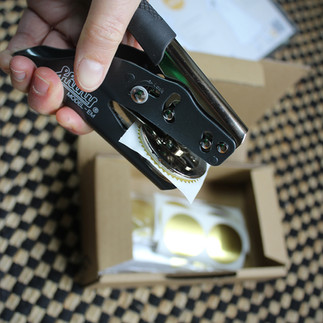 Une pince à embosser pour créer un autocollant en relief