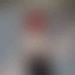 Des petits éléments aimantés permettent de composer une tenue pour Carmen