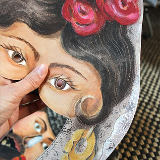 Des masques sur textile peints et brodés