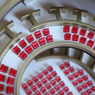 Des dizaines de mini-fauteuils peint à la main 😁