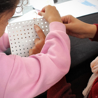 Petits et grands s'initient au point de croix géant