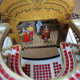 Et la cage de scène qui vient se positionner précisément sur la maquette !