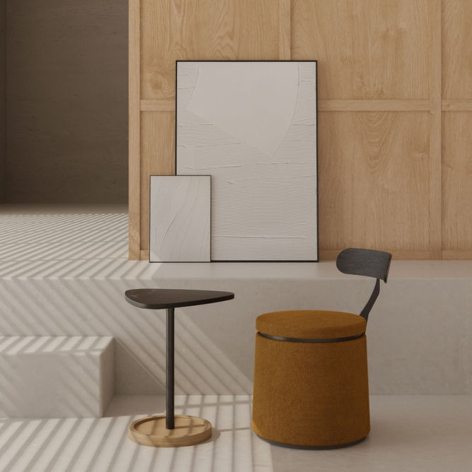 Ambiente com mesa lateral, abajur e Banco Rabat em estofado mostarda, junto a parede com textura em pedra natural