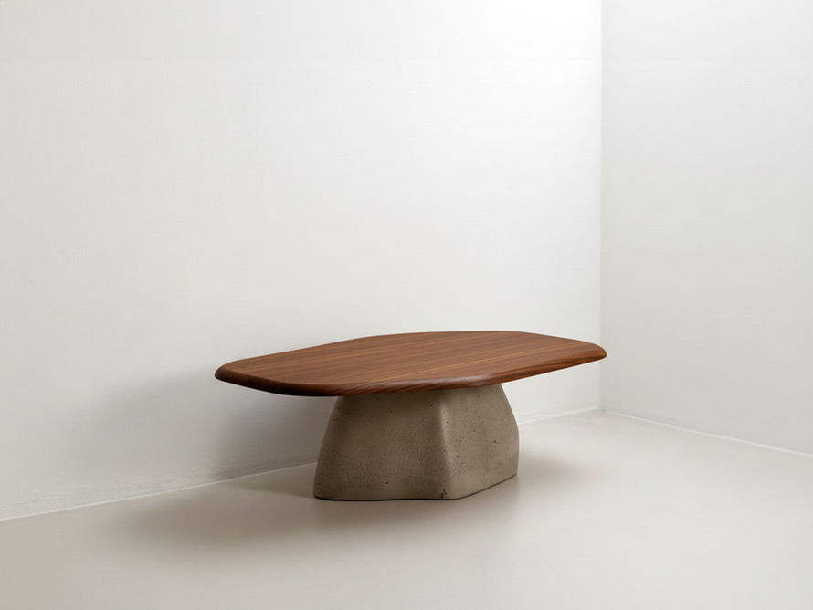 Mesa de centro Denver com tampo em madeira maciça de formato orgânico e base em concreto, isolada em fundo claro