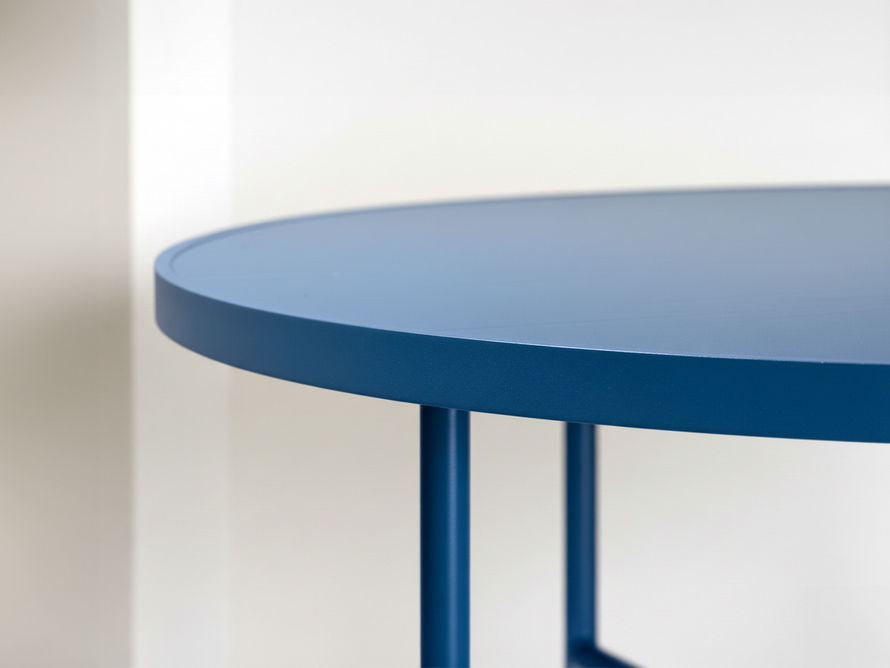 Detalhe do tampo da mesa Speyer na cor azul, com estrutura em alumínio na mesma cor