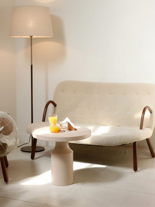 Mesa lateral San Diego ao lado de sofá e abajur de piso, com vaso de flores sobre o tampo, em ambiente de sala de estar