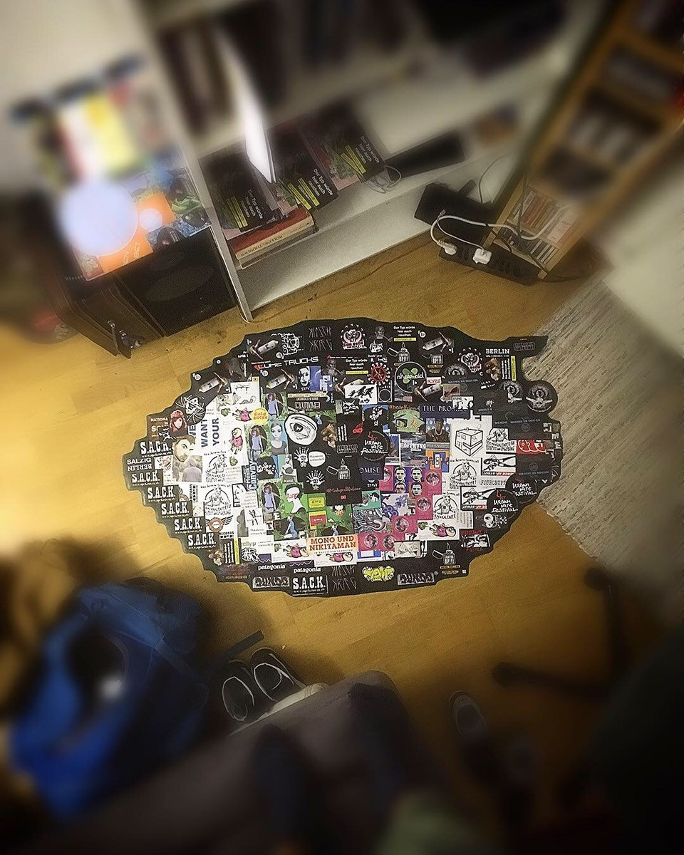 Sticker auf dem Fußboden in Form eines Auges angeordnet