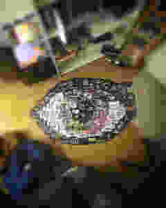 Sticker auf dem Fußboden in Form eines Auges angeordnet