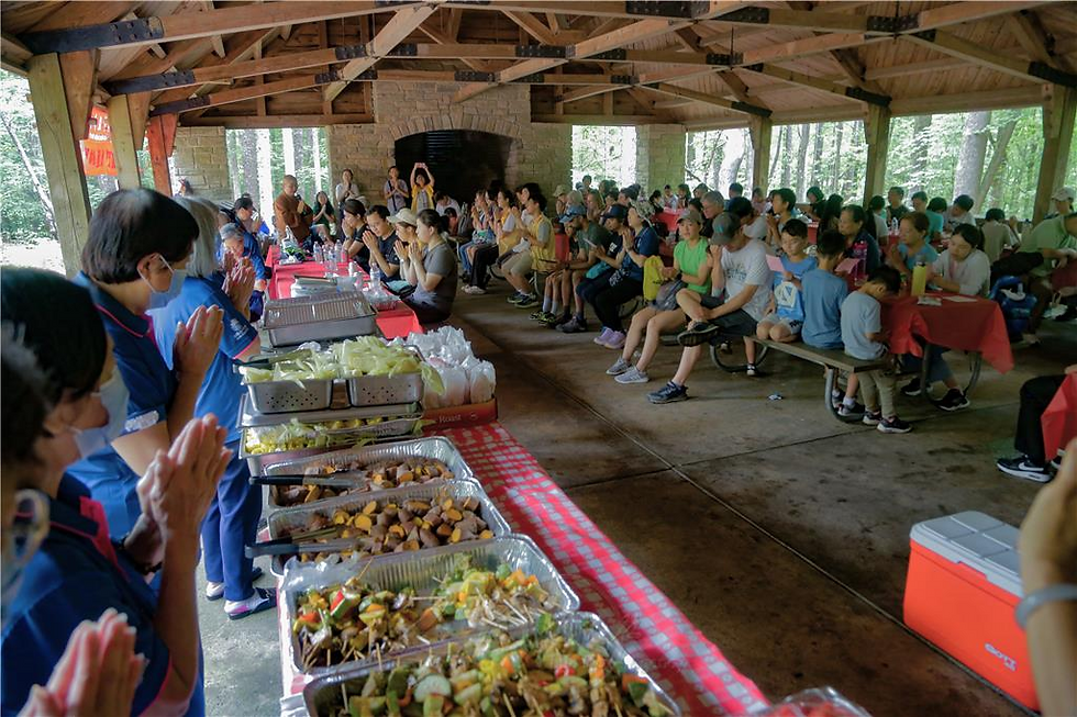 The BLIA carefully prepared a variety of delicious vegetarian dishes for participants, including grilled skewers. (Taken by Wei Yixuan)