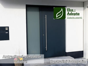 Antracitové vchodové dveře jsou trendem, ale mají specifika. Praktické zkušenosti montážních firem, orientace domu i výběr materiálu.