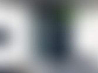 Antracitové vchodové dveře jsou trendem, ale mají specifika. Praktické zkušenosti montážních firem, orientace domu i výběr materiálu.