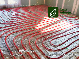 Demineralizovaná voda v topení a tepelných čerpadlech. Kdy ji použít, proč je důležitá a jak prodlouží životnost systému. Prakticky a srozumitelně.