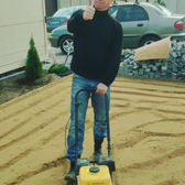 Трамбовка завезенного песка перед укладкой рулонов газона от студии ландшафта DROP