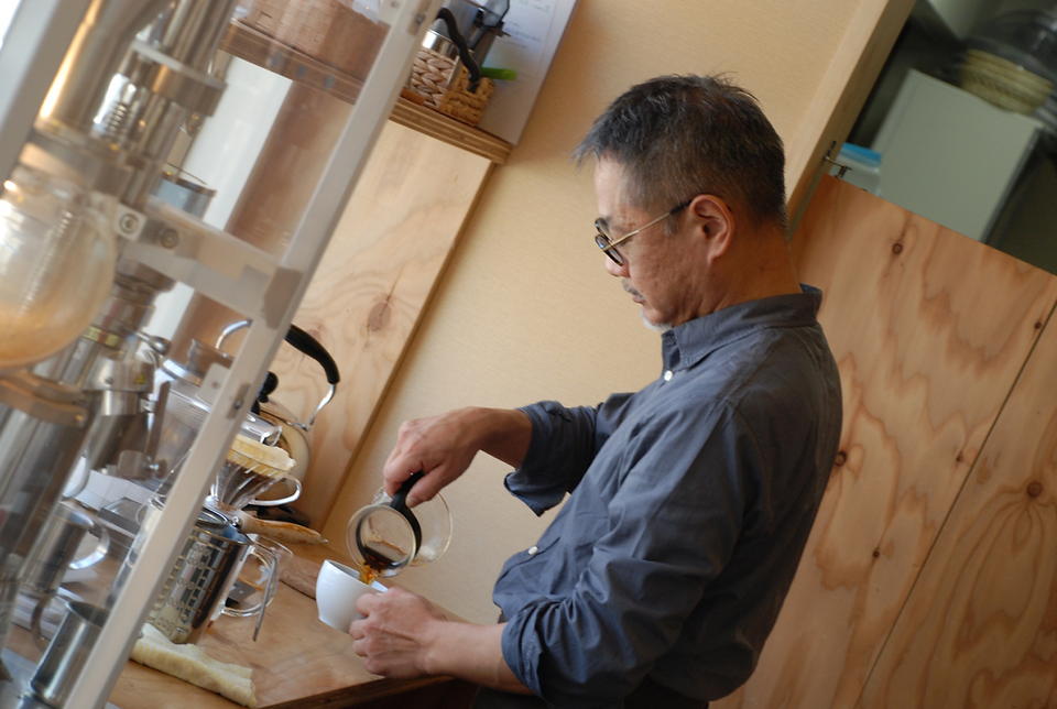 コーヒーを淹れる広田さん