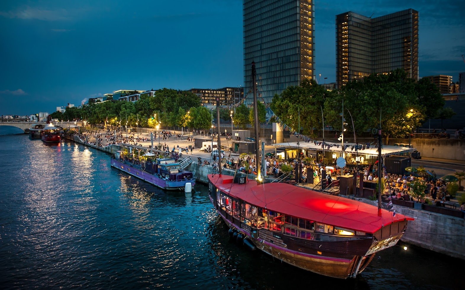 La Dame de Canton, jonque chinoise amarrée à Paris, photographie de sa galerie officielle