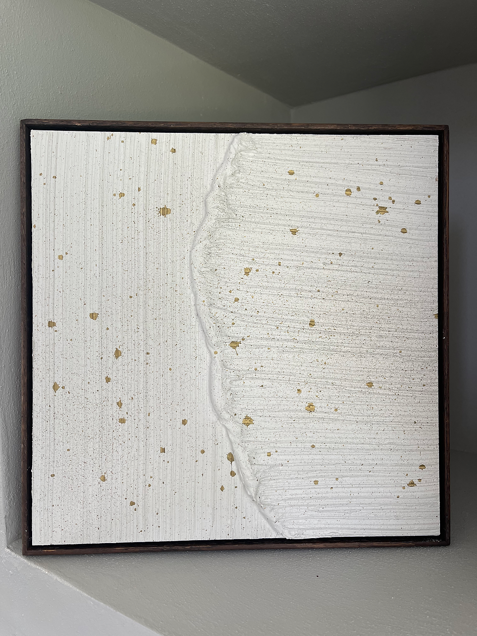 Miniature : Fragment d’art n°2 présenté de face, relief graphique aux lignes sculptées et finition lumineuse