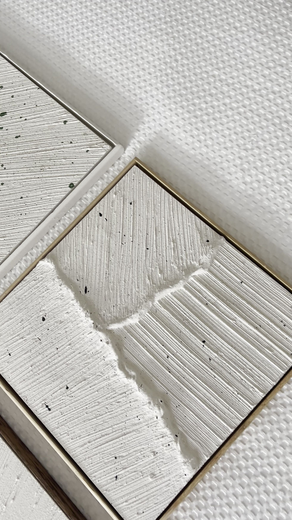 Miniature : Gros plan sur la collection Fragments d’art montrant la diversité des reliefs et des motifs