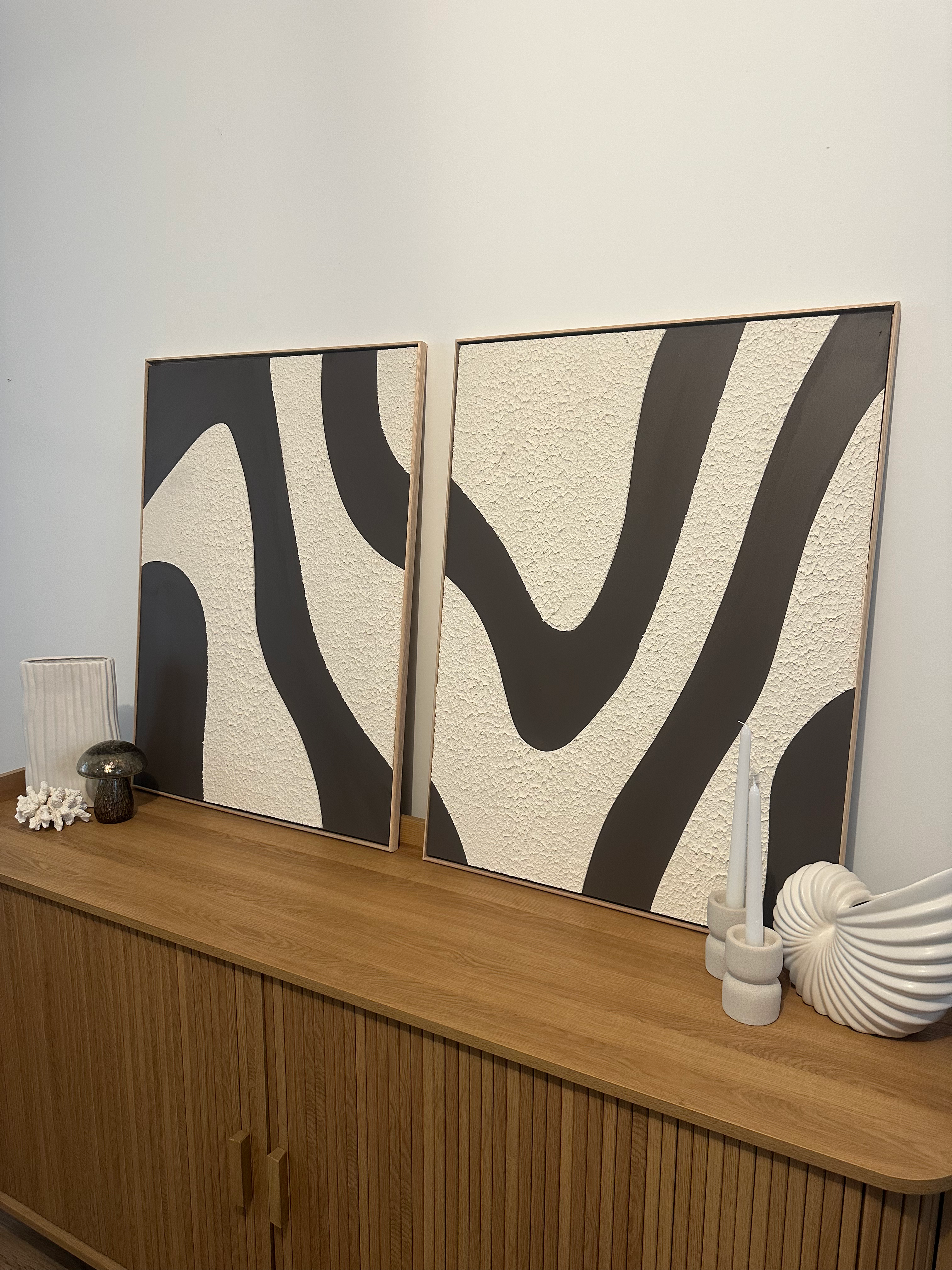 Diptyque Maya Rani en plâtre, lignes organiques et contraste posé dans une déco tendance