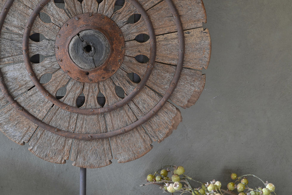 Thumbnail: OUD INDIAAS CHARKHA-WIEL OP STANDAARD