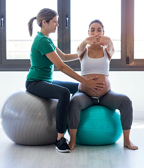 physiotherapist-helping-to-beautiful-pregnant-woma-2022-12-15-18-14-24-utc.jpg