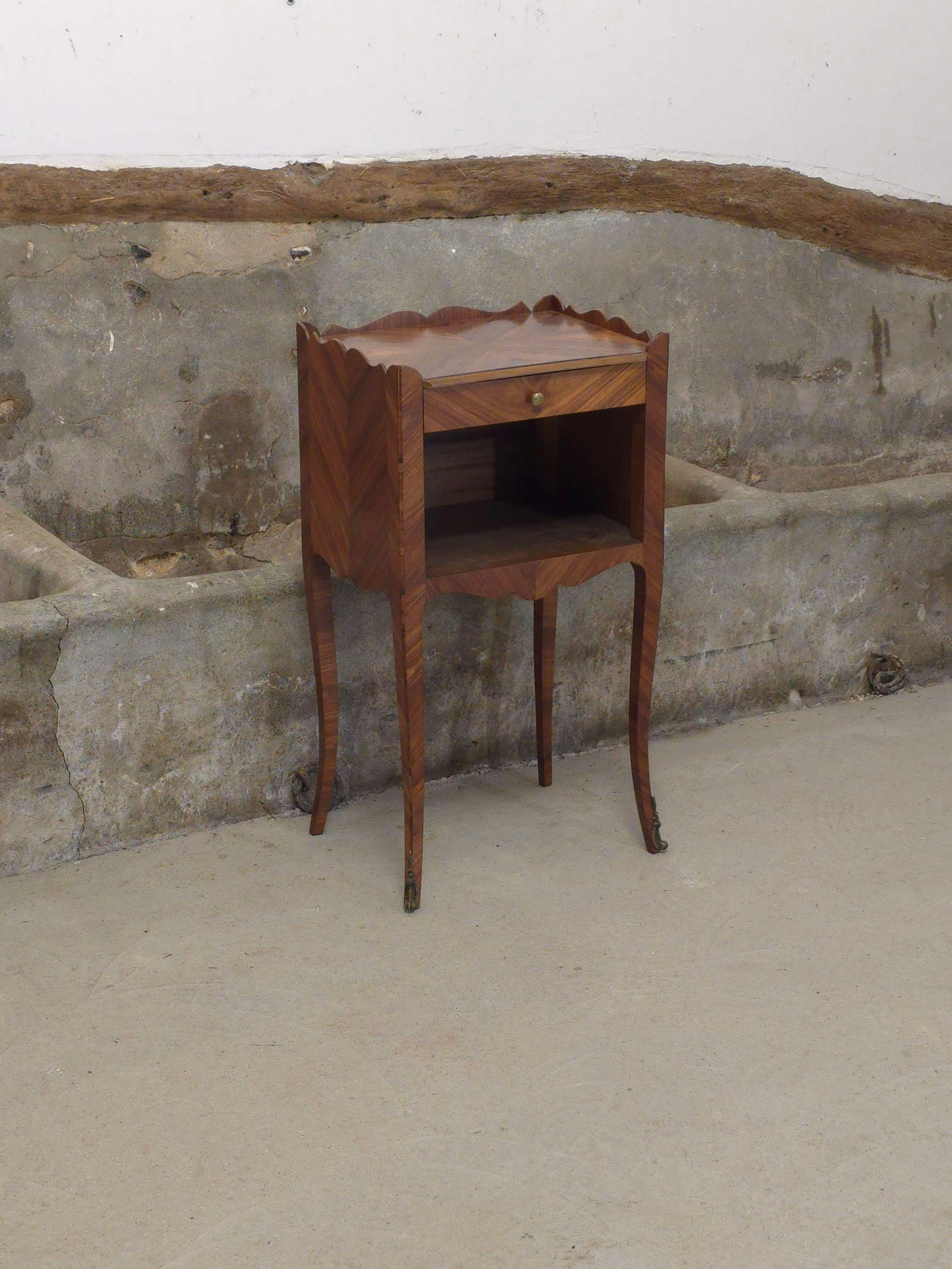 Table de chevet style Louis XV marquetée