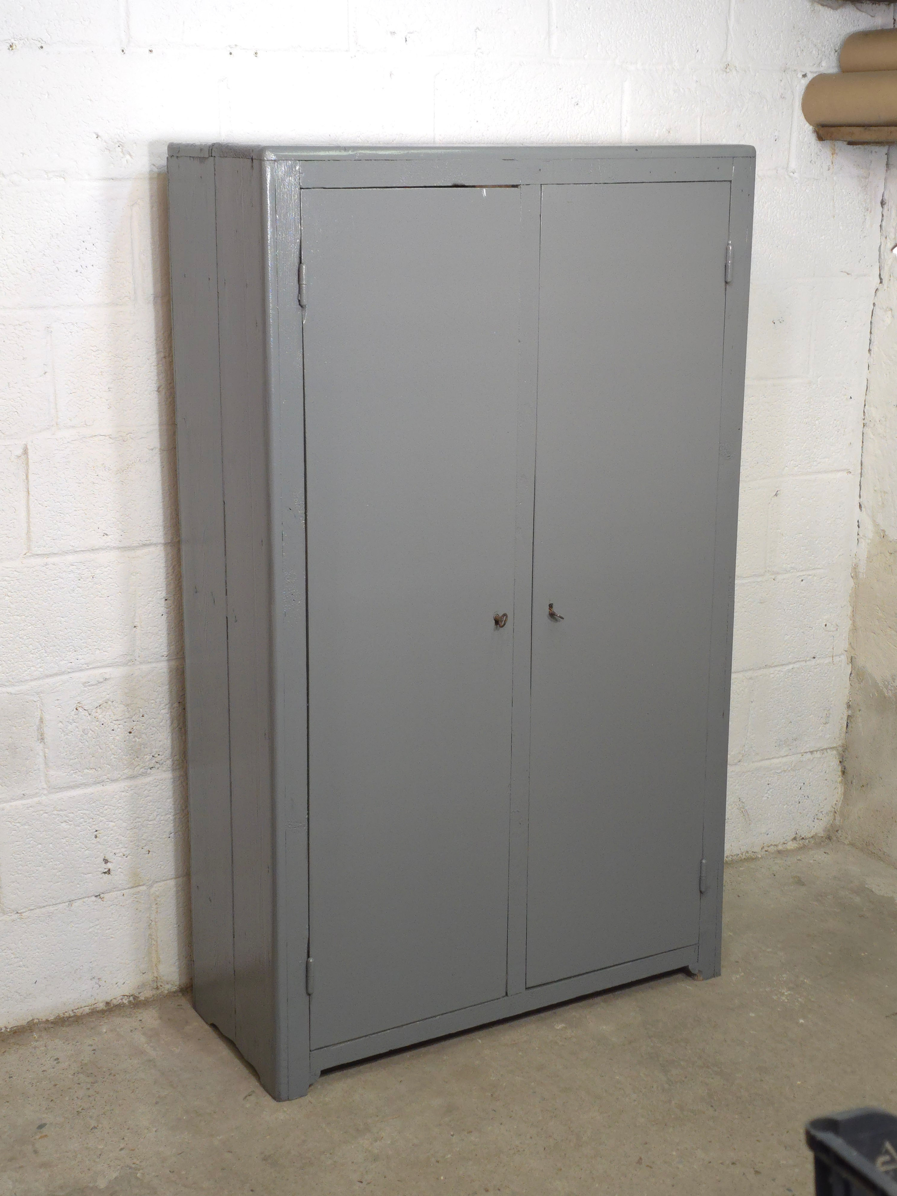 Armoire bombée vestiaire d'atelier en bois repeint en gris