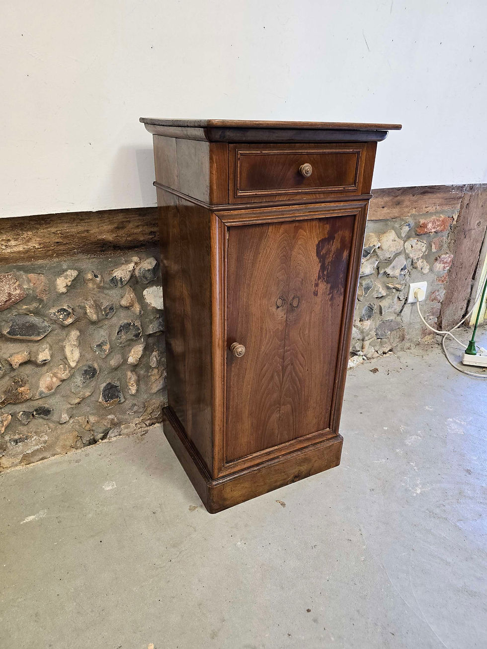 Miniature : Petit meuble d'appoint / table de chevet en ronce de noyer 