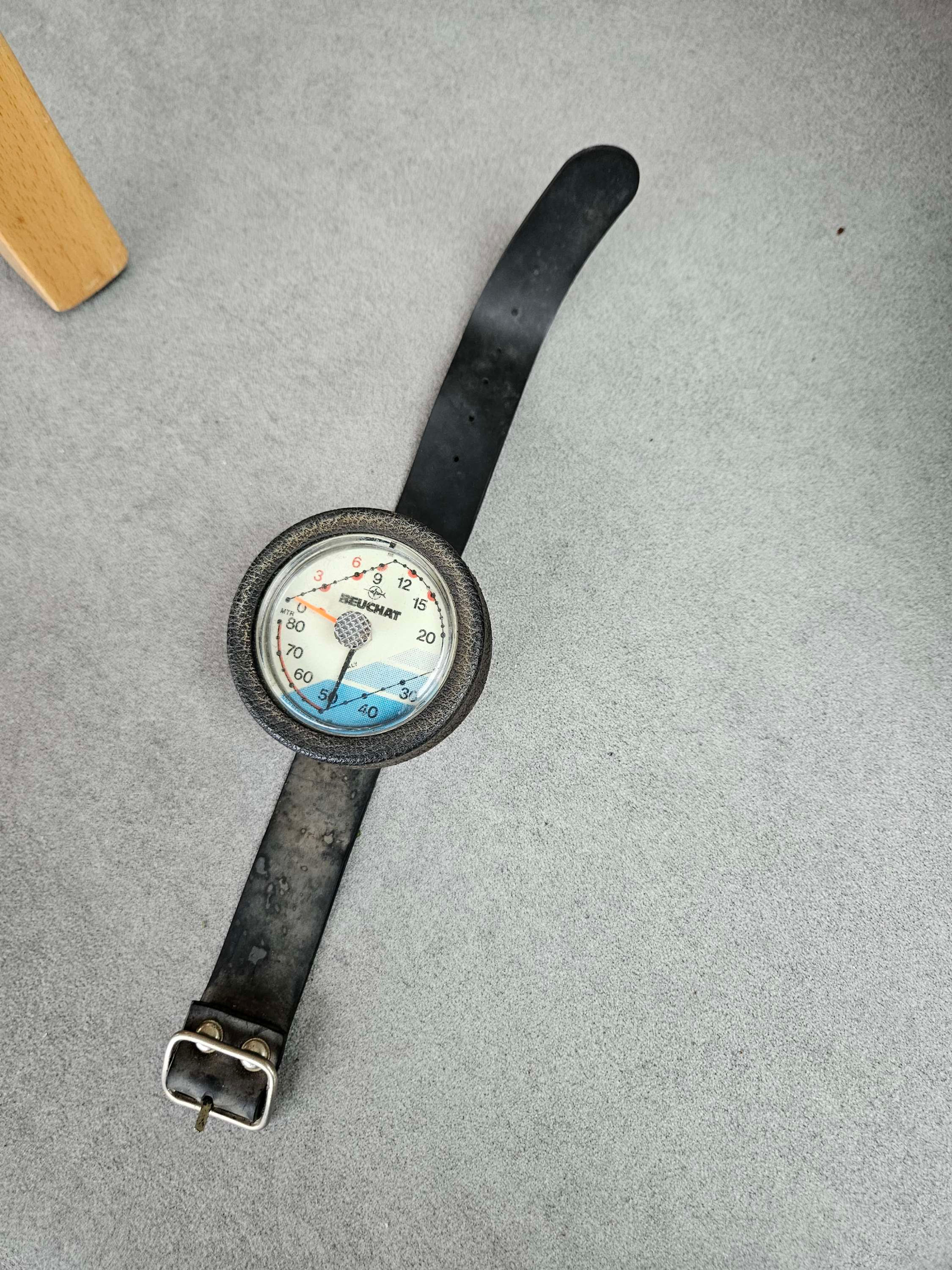 Montre plongée ancienne profondimètre Beuchat