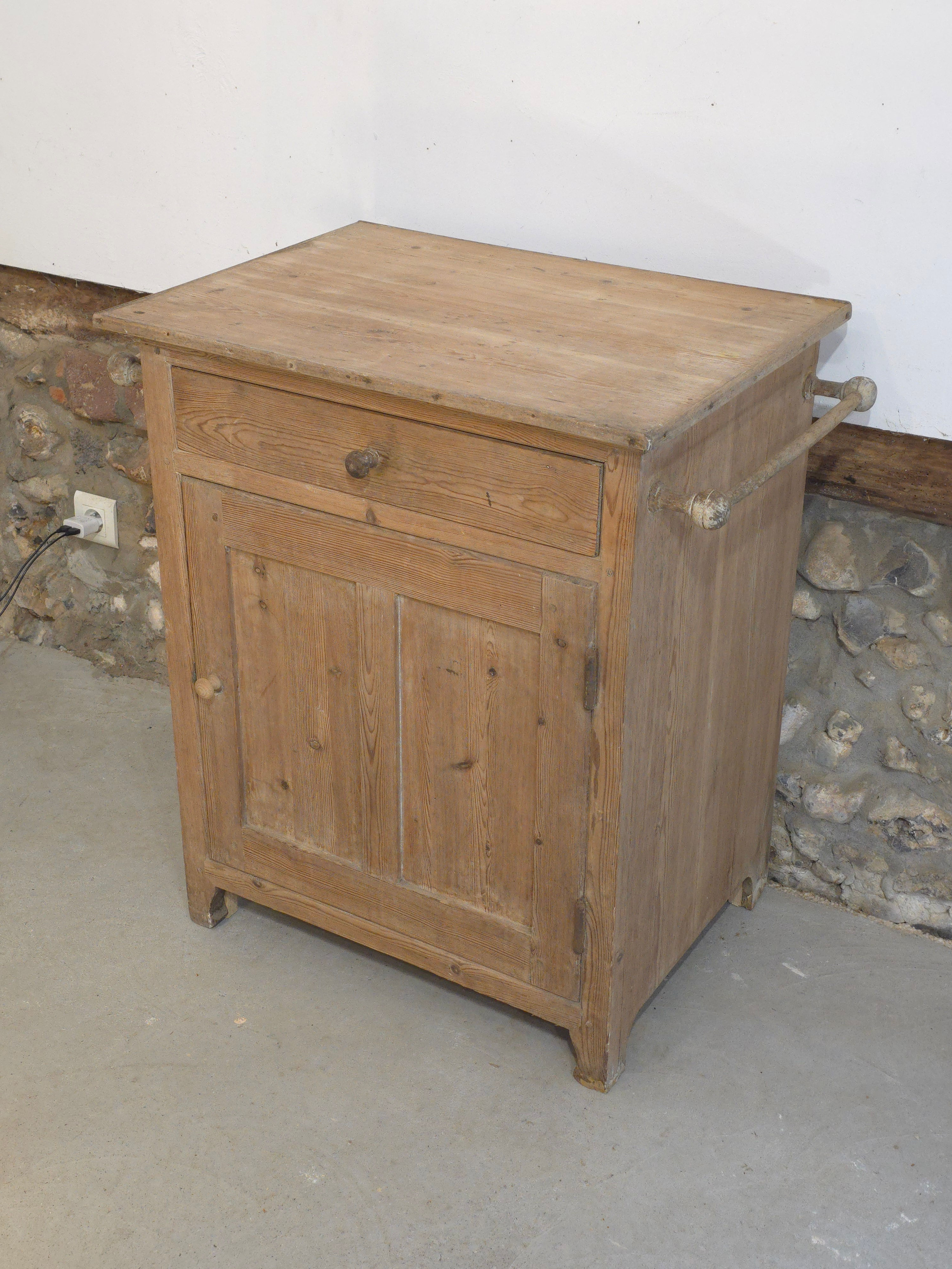 Petit meuble de pensionnat vers 1920