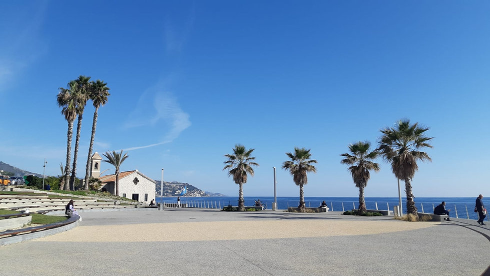 Bordighera città delle Palme, con la chiesetta di Sant'Ampelio e il mare