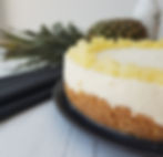 Pina Colada Cheesecake brez peke z ananasom in kokosom