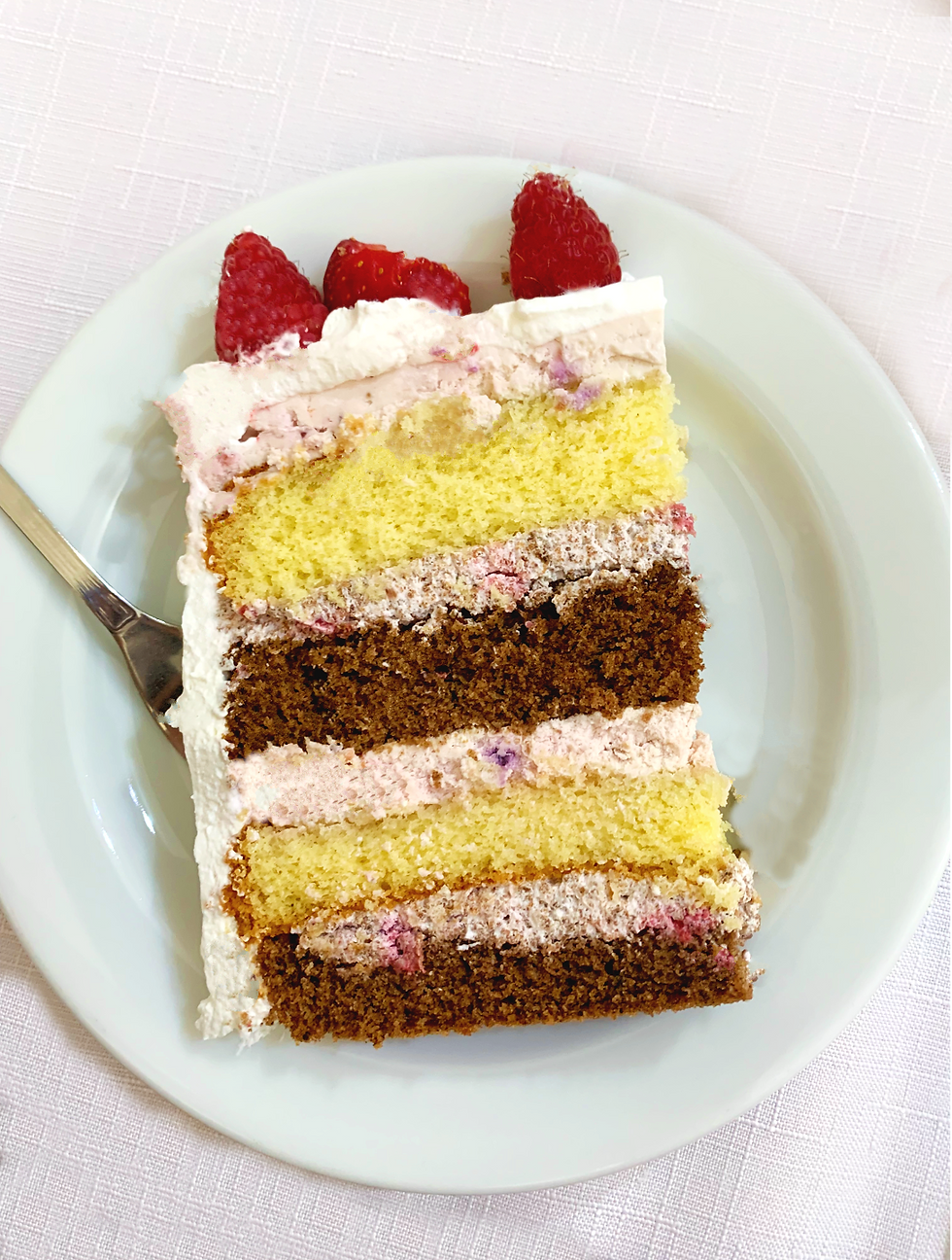 Torta s kakavovim in vaniljevim biskvitom ter kremo iz gozdnih sadežev in mascarponeja