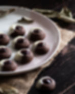 Čokoladni huzarski krapki z marmelado in belo čokolado