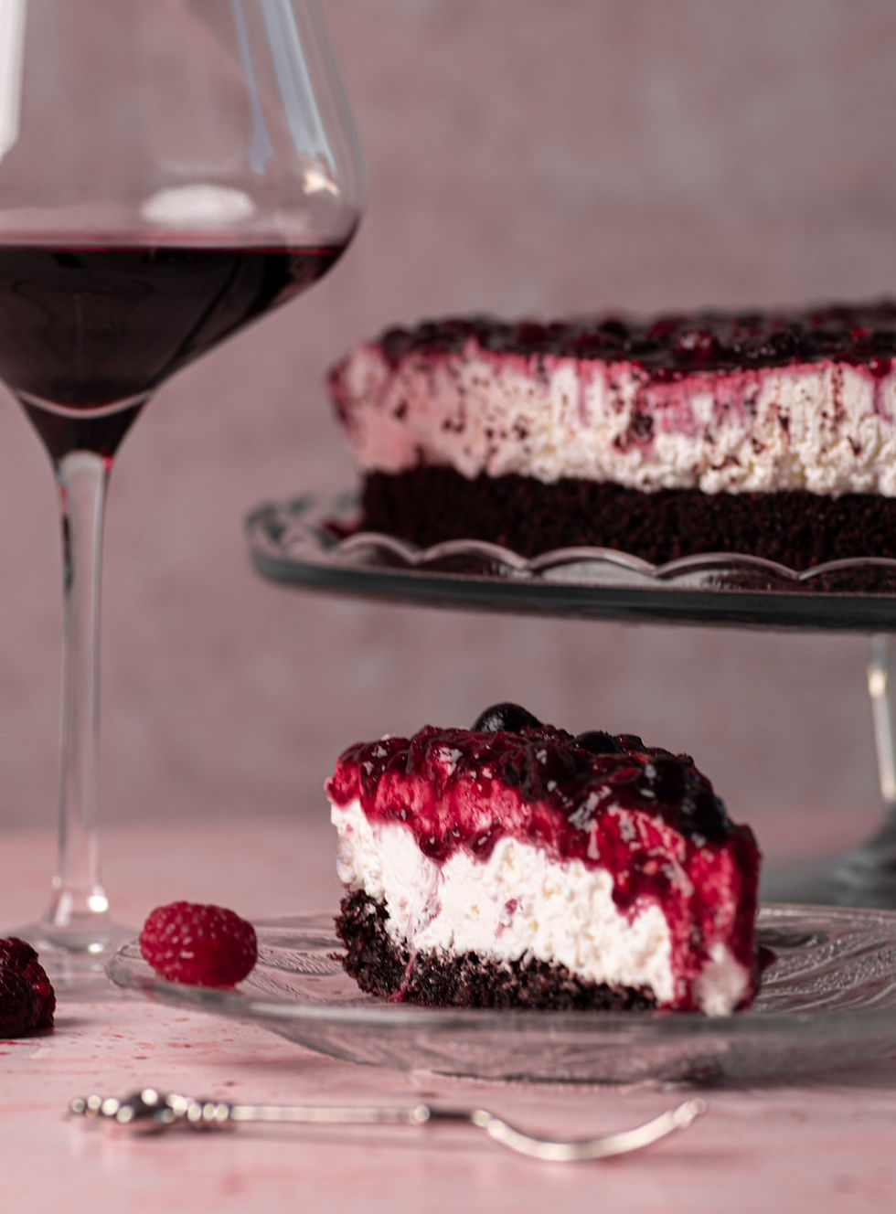 preprosta kremna torta s skuto, jagodičevjem in kakavom