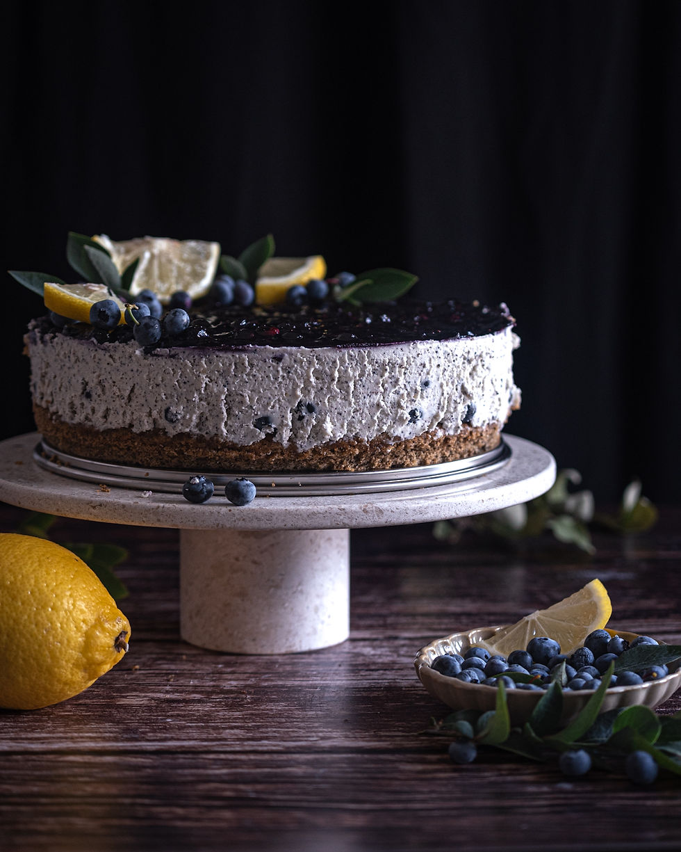 Borovničeva torta z limonino mascarpone kremo in mletim makom