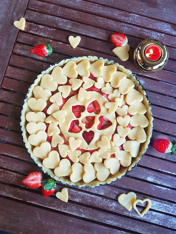 Valentinova krhka jagodna pita s piškoti srčki