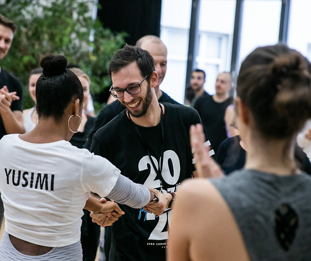 Luis Duarte von A Bailar Hamburg lacht im Tanzkurs, im Vordergrund tanzende Schüler:innen in Hamburg-Hamm