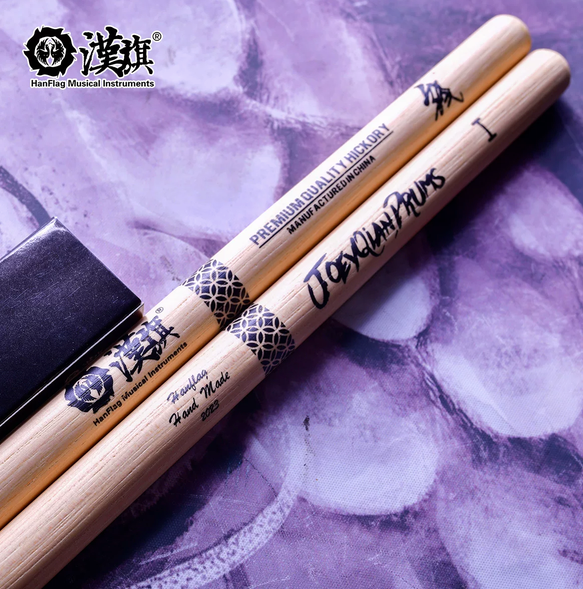 JoeyQianDrums 签名字样与金钱纹棒尾细节