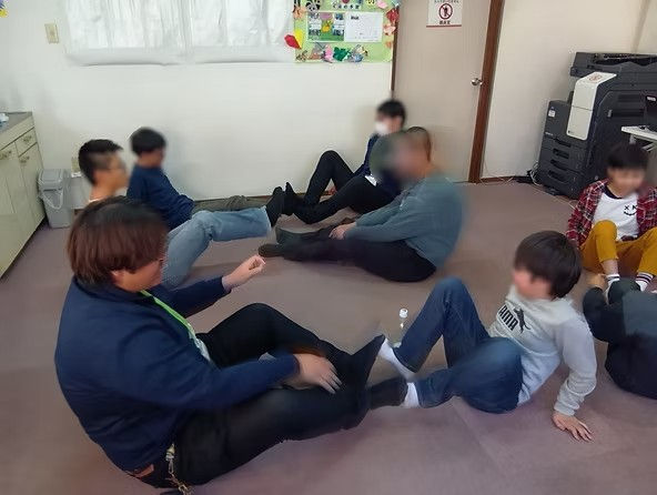 大人や年上のお兄さんにも果敢に挑戦！あしずもう対決