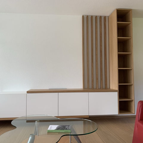 Modernes Sideboard mit Lamellen Wandverkleidung aus Holz in Schwyz