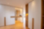 Moderner Wohnungseingang mit zeitlosem, Holzoptik Design