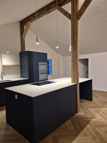 Moderne Altbau Küche in dunkel