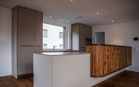 Moderne Küchenzeile mit Holz-Bar in der Zentralschweiz