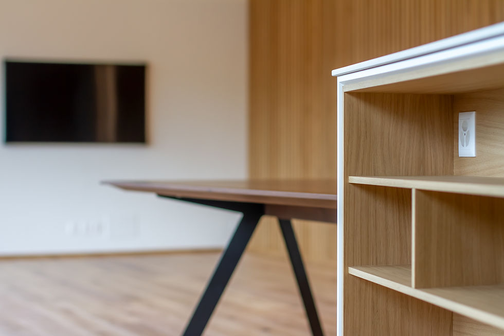 Detailaufnahme eines Einbaumöbels aus Holz im Innenausbau