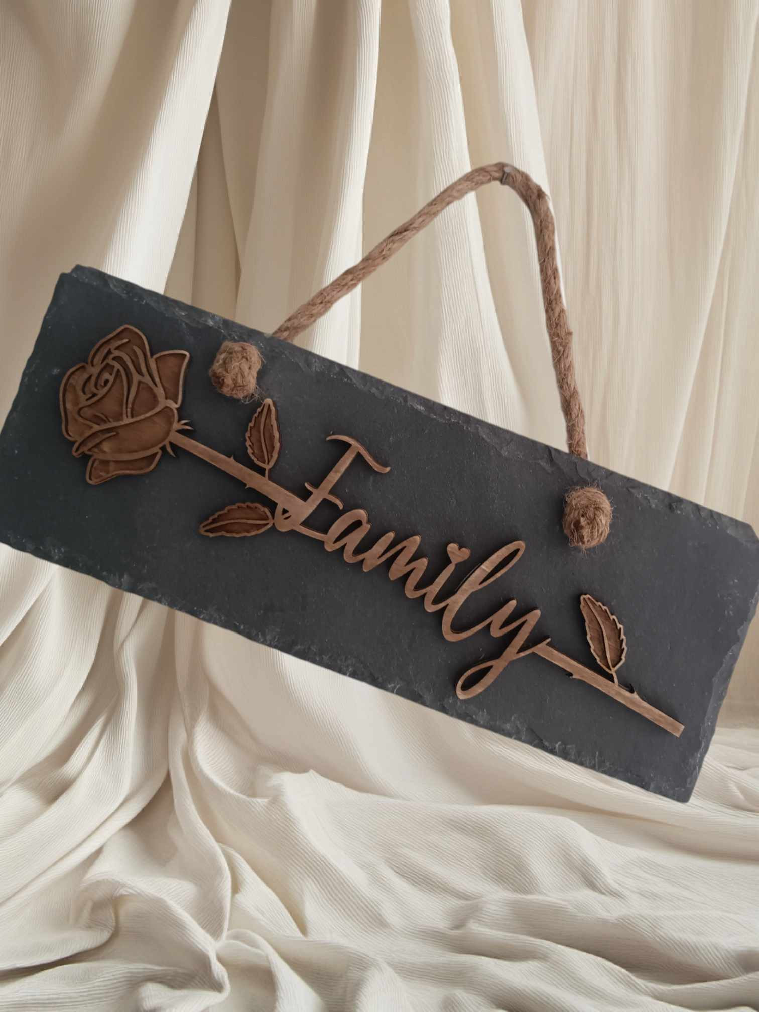 Rose en bois découpée "Family" sur ardoise