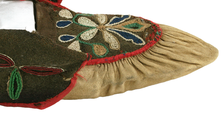 Un mocassin en cuir et en textile brodé de fleurs