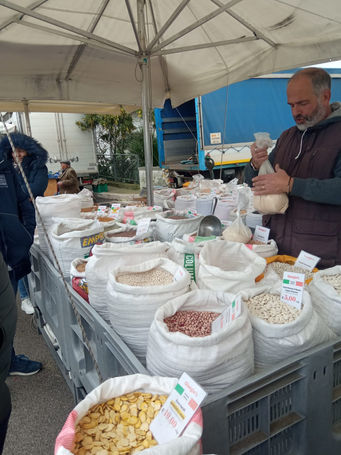 ALBEROBELLO - Sui banchi del mercato del giovedì